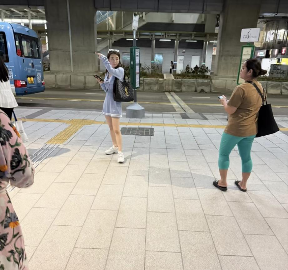 6月27日，方媛现身香港街头，穿了浅蓝色套装被指太土气，衣品有待提升，她个子不高