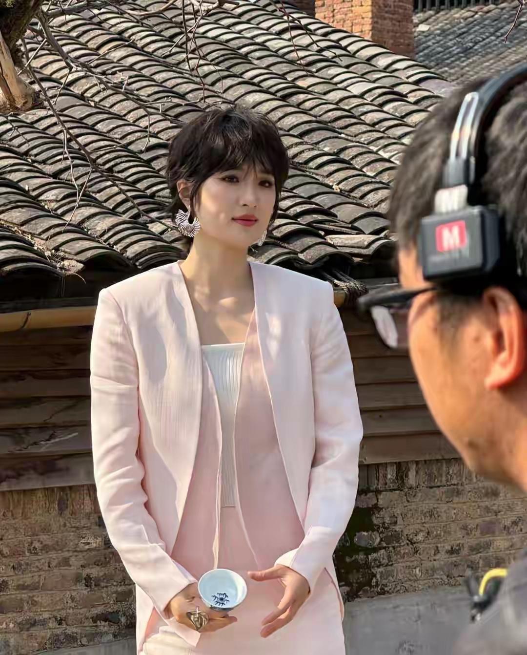 姚安娜这算躺赢吗？每次富二代、星二代塌房的消息一出，姚安娜的口碑就悄悄往上