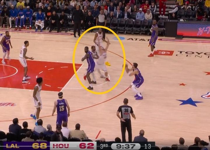 伊森防守漏人，推着申京去补防，乌度卡无语了！[捂脸哭]顿宝这个掩护，挡住申京的