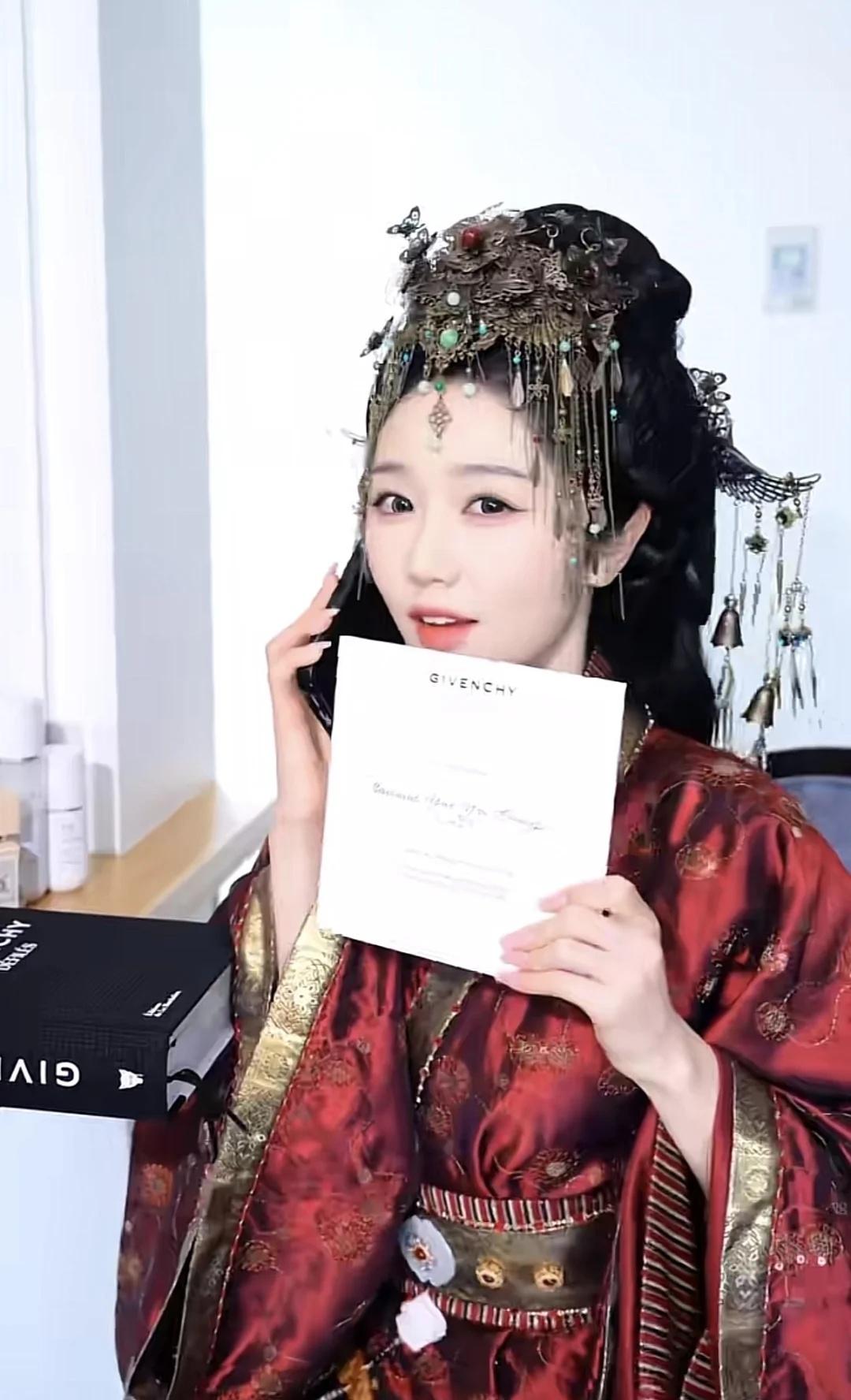 事情还有反转！岳雨婷晒巴黎看秀邀请函！闺蜜，这事情走向真的越来越有短剧味道了！