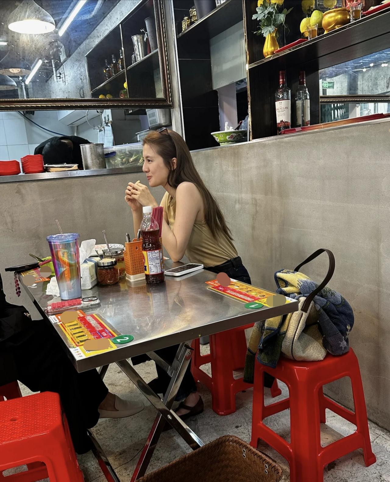 32岁吴千语现身上海一家餐馆吃面，她现实中真人非常漂亮，皮肤很好，身材不胖不瘦，