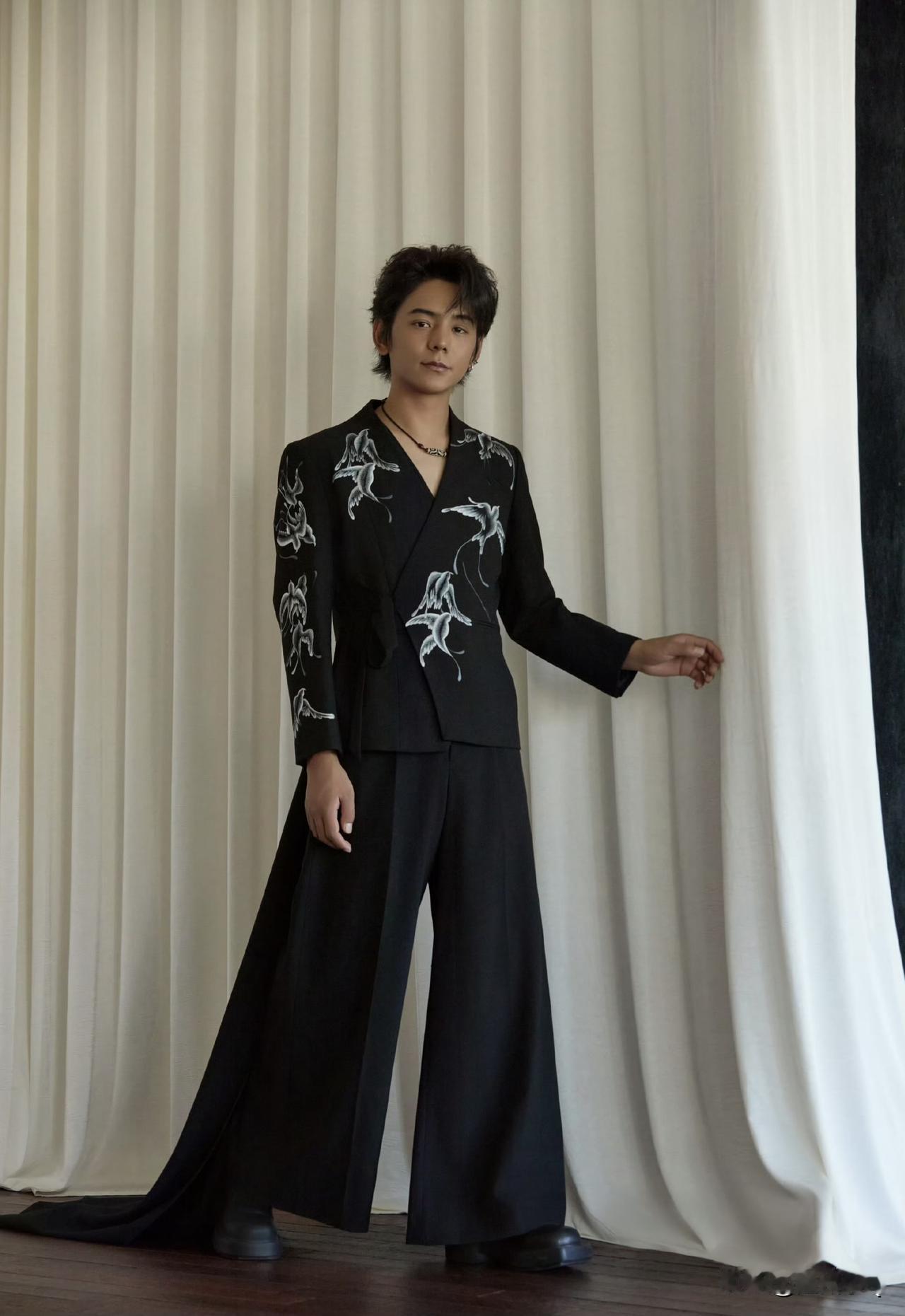 这是魔鬼摄影师吗，怎么把丁真拍得又黑又矮，五五分身材，完全没有马背少年的意气风发