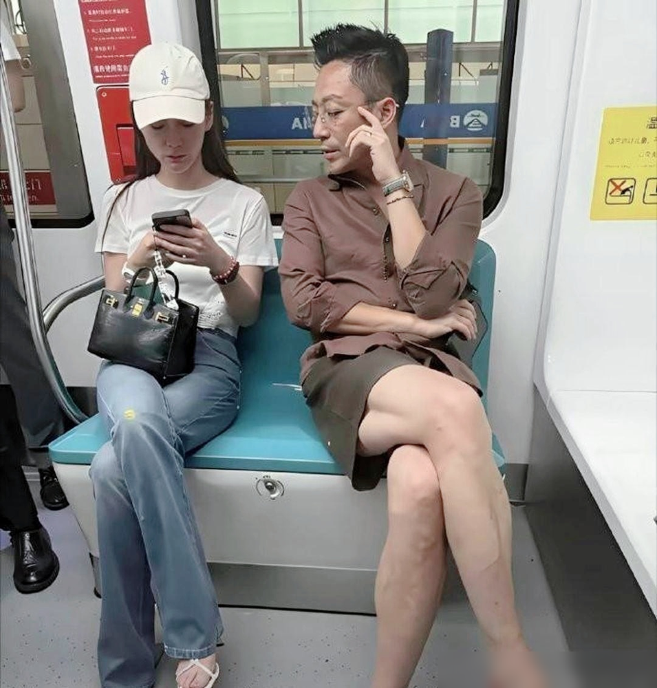 身家过亿，挤在地铁里被路人当扶手，愣是没人敢信。周润发坐地铁，专挑过道站着，人多就缩角落，看见老人还