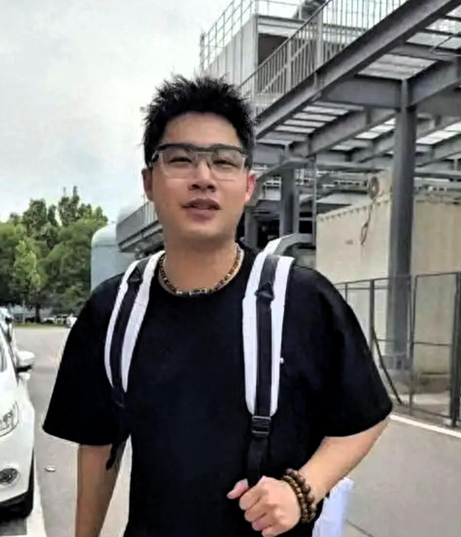 退役不到两年，曹巍又被国乒紧急召回，重新上岗干起陪练。他是王楚钦实打实的铁瓷，