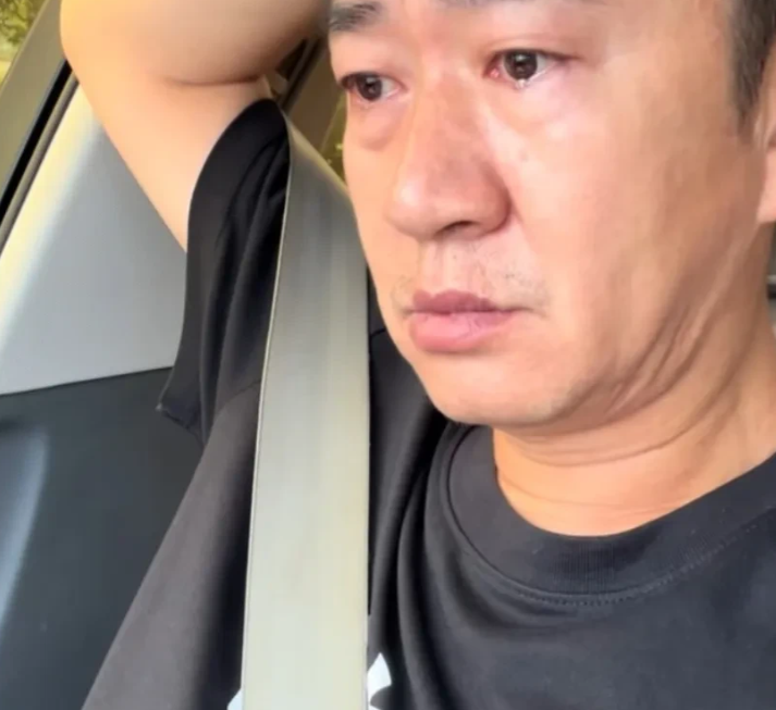 全网最破防师徒情！游本昌先生离世的消息传出后，全网沉浸在悲痛之中。众多艺人纷纷发文悼念，而演员李嘉明