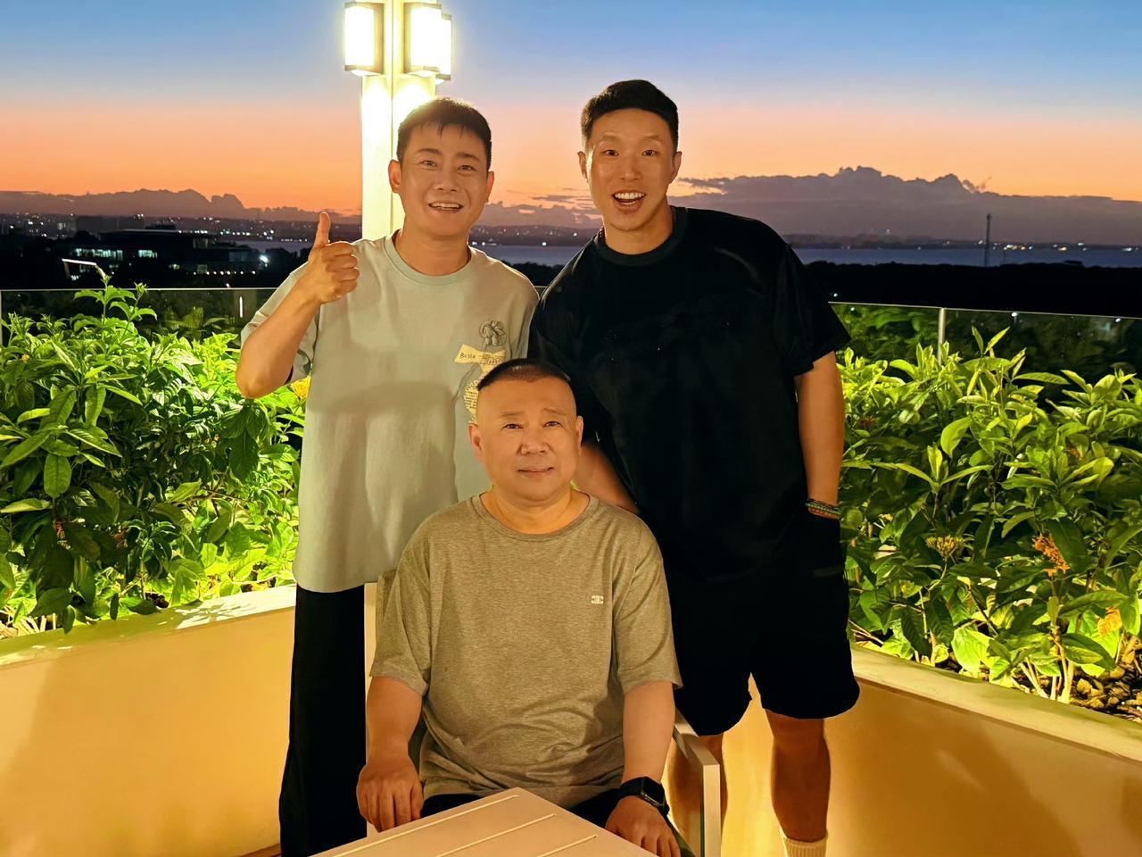 郭德纲：行了，都收拾利索了没？咱可是代表中国相声去伦敦。栾云平：师父放心，机
