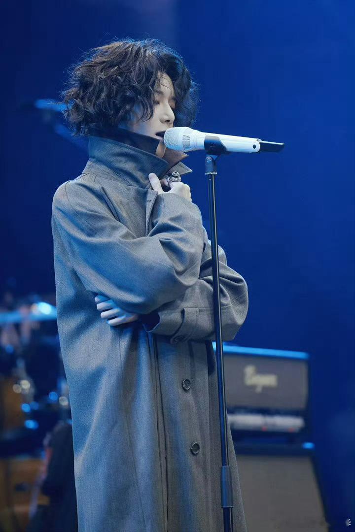 华晨宇说团队开始找新场地了💪面对突发状况从容应对，华晨宇音乐节坦诚沟通，团队分