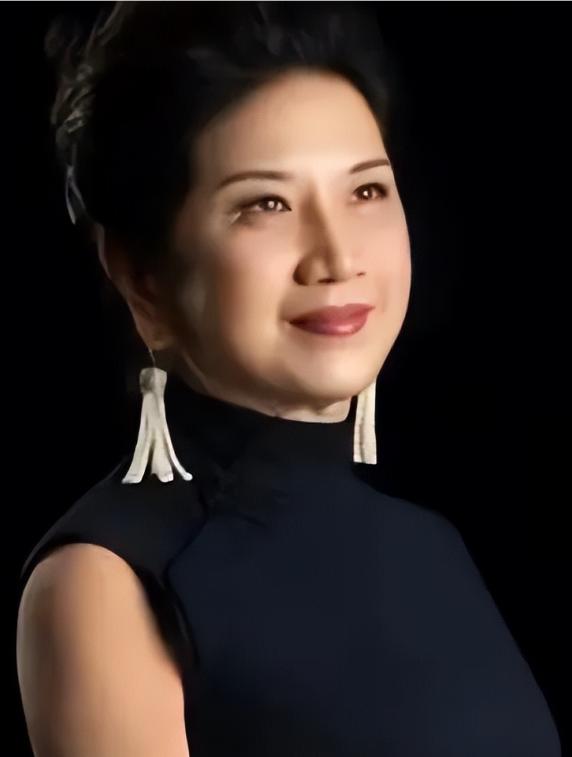 “她是我最中意的儿媳妇”，李嘉诚高度评价一豪门千金，她却不当豪门阔太，远赴新疆种