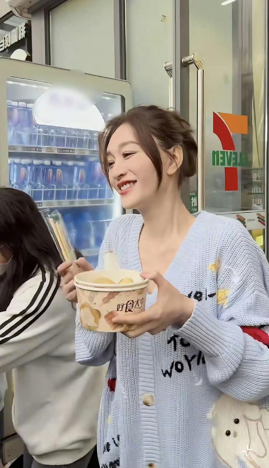 李小冉请粉丝吃关东煮李小冉五十岁路透生图50岁李小冉路透封神，自然老去却美得出众