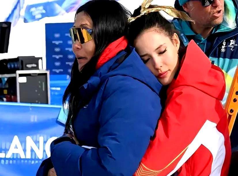 决赛失误，谷爱凌冲向场边，抱着妈妈哭了整整40秒。谷燕没说话，就那么抱着她