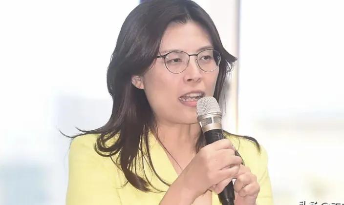 我就知道郑丽文会闲不住的，到了这个国民党生死存亡的时刻，郑丽文又站出来了，另辟蹊