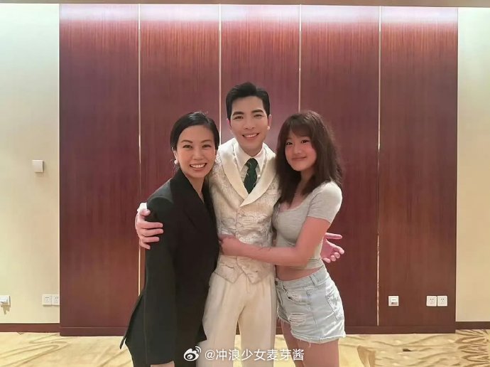 贾静雯大女儿与萧敬腾夫妻合照，像极了一家三口，只是萧敬腾紧张的手都不知道放哪了