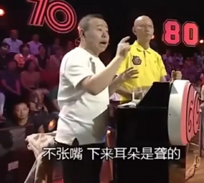 1985年，潘长江第一次坐飞机。旁边的赵本山郑重地告诉他：“一会儿飞机起飞的时候