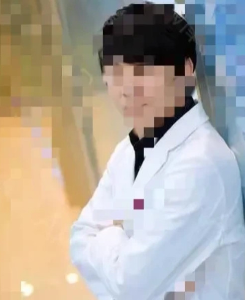 湖南永顺某卫生院已婚女医生曹某与已婚男同事罗某，先于车内发生关系，30余日后在宿