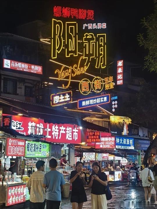 桂林山水甲天下🌿舟行碧波上，人在画中游。漓江江水澄澈如玉，奇峰拔地而起，竹筏漂