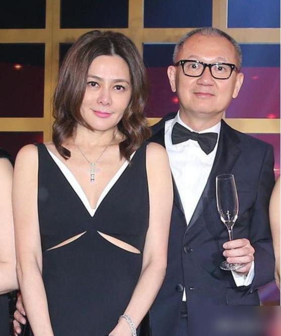 关之琳嘴里的前夫陈泰铭，可是陈泰铭死活不承认跟他有过关系的关之琳是他本人的妻室。