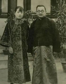 1914年，宋霭玲与孔祥熙完婚。新婚之夜，一伙儿人来闹洞房，有人一把扯下她的腰带