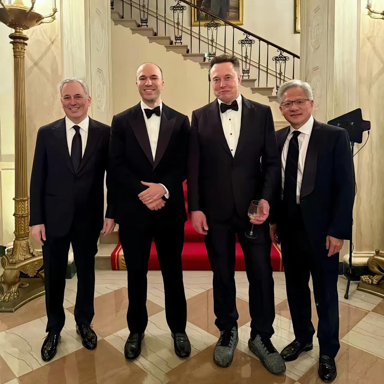 半年后马斯克重返白宫，镜头聚焦处，最吸睛的不是他与政客们的谈笑风生，而是那双格外