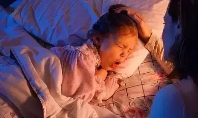 2岁女孩半夜吐血, 真相难以接受! 家长别这么做了!