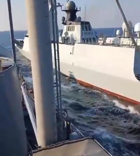 菲律宾出动坦克登陆舰，抵达中业岛补给物资，054A舰这次丝毫不忍了！3月25日