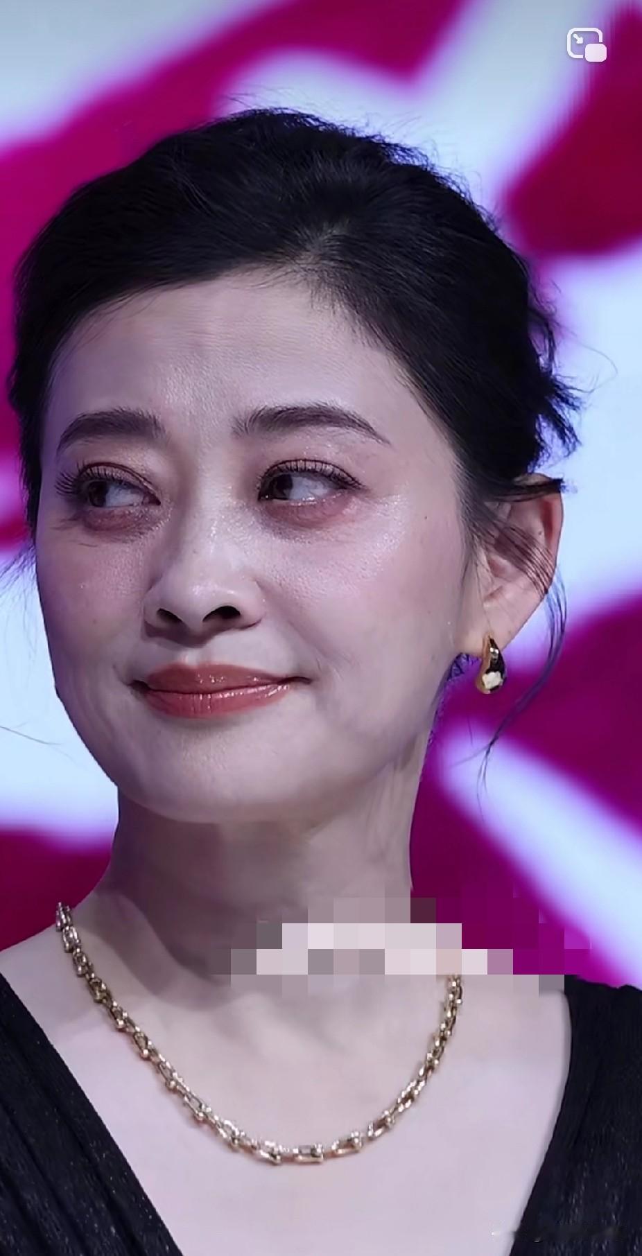 梅婷原相机怼脸拍生图好真实，脸上和脖子上的纹路清晰可见，看得出没有一点医美痕