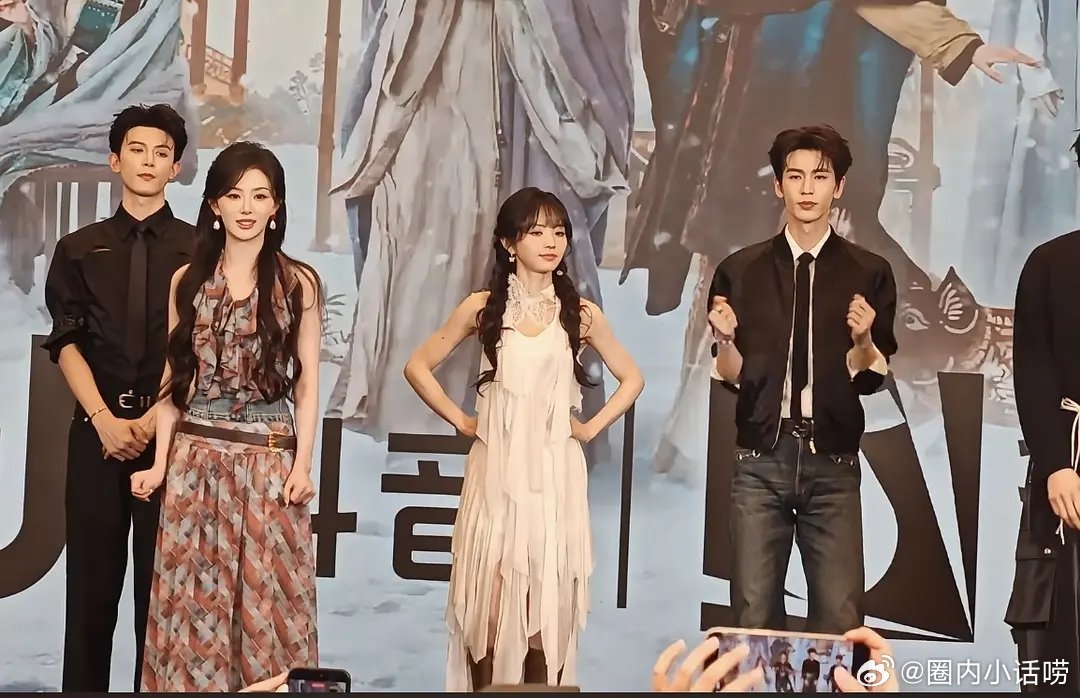 张凌赫好像身材比例不太好，跟另一位男演员对比，明显头显大。