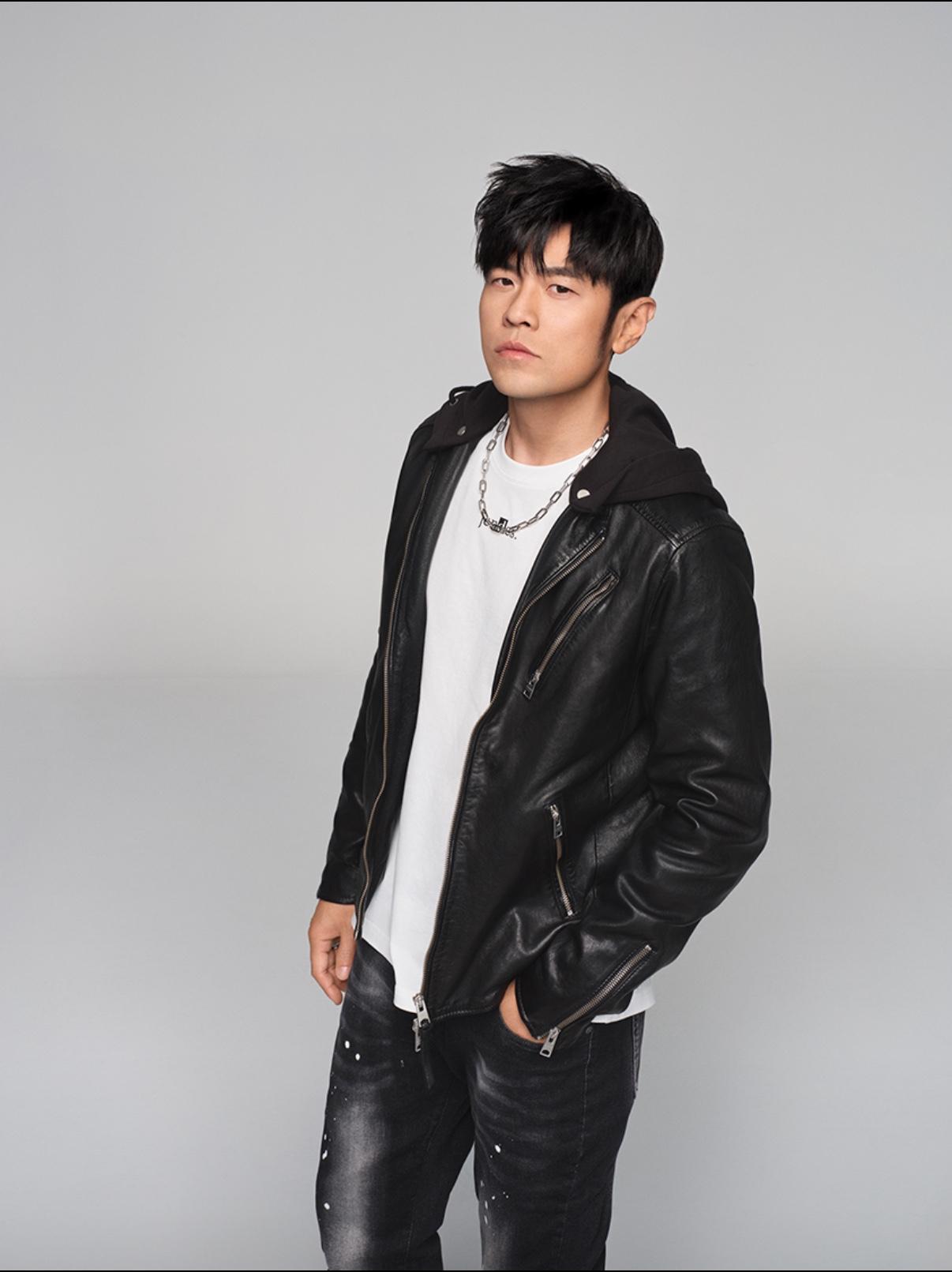 周杰伦2025年以年收入21.5亿元成为国内明星收入最高的，收入来源于音乐版权、