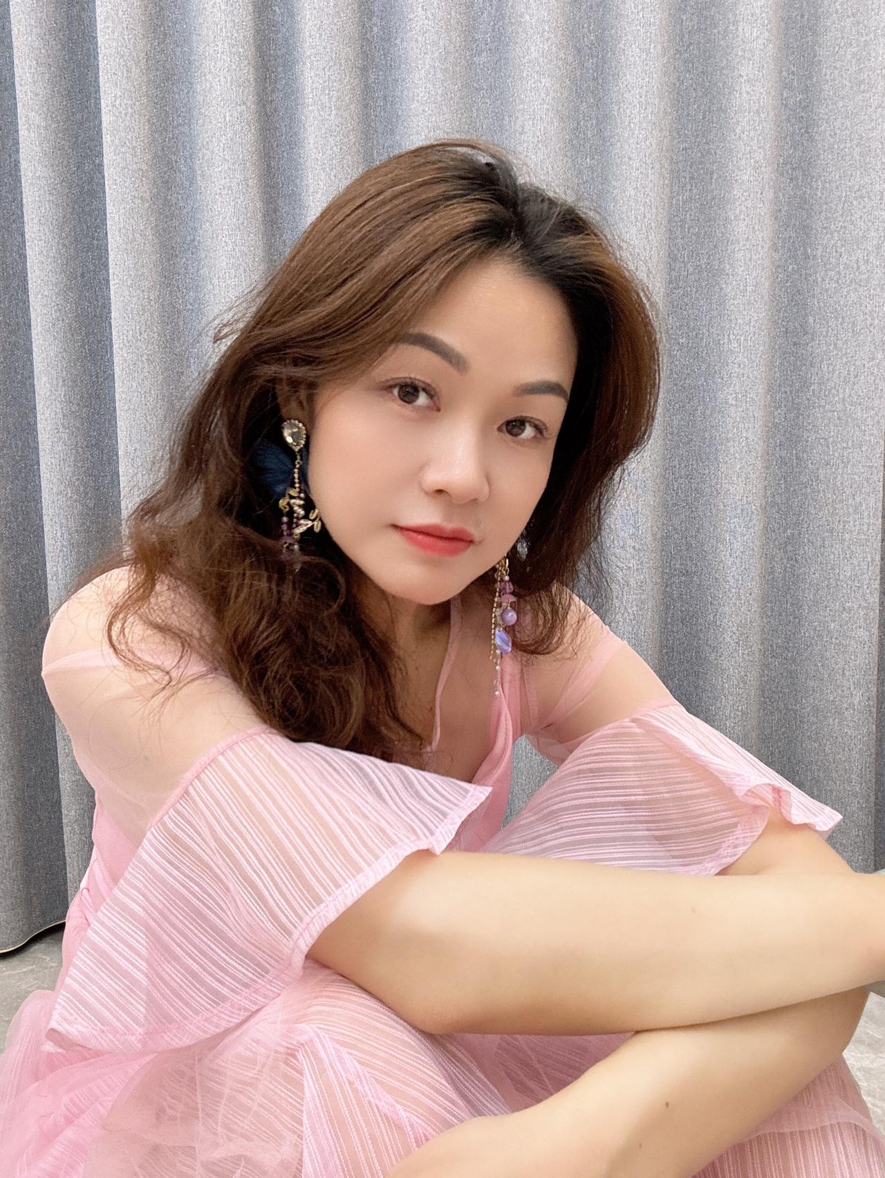 给现在的自己一个结实的拥抱。不必事事都圆满，不必人人都满意。你只管往前走，累