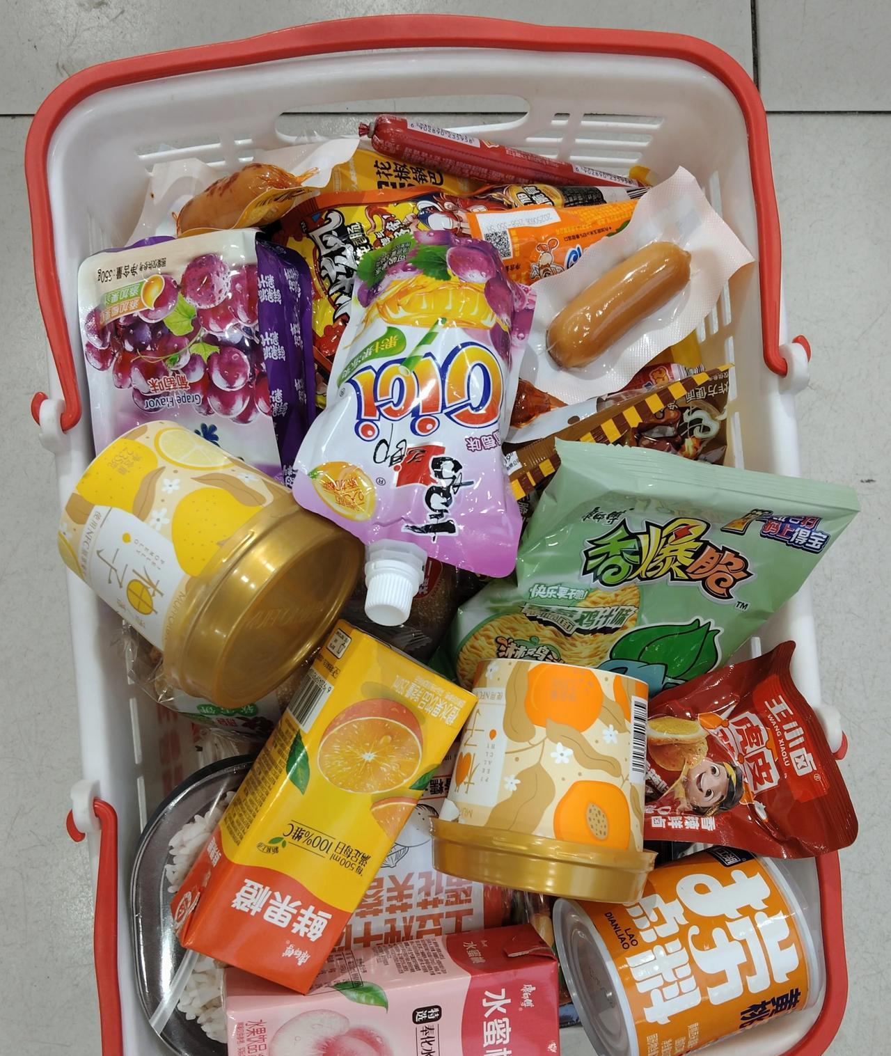 晚上去熊孩子那里，给他买了一大袋零食送去。不买他也不要，每天让他吃饱两顿饭就行。