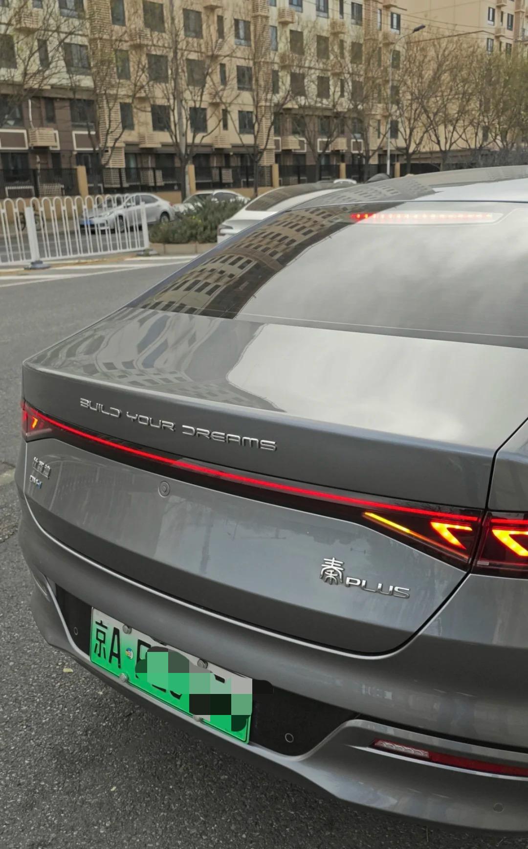 45岁的老杨失业后，听人说北京跑网约车月入过万，咬牙租了辆电车，押金就交了800