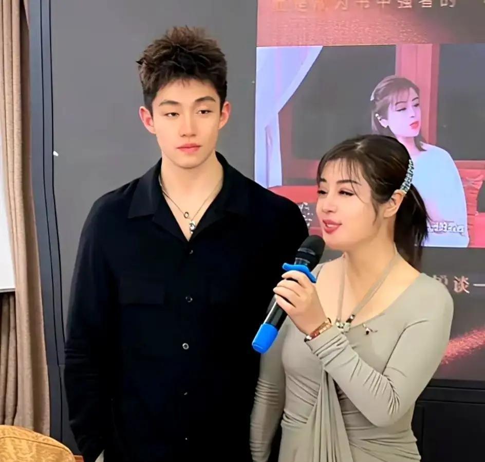 这不是意外，是模式。同一个人，在一年内，两次在公开场合摔倒。同一位身边人，两