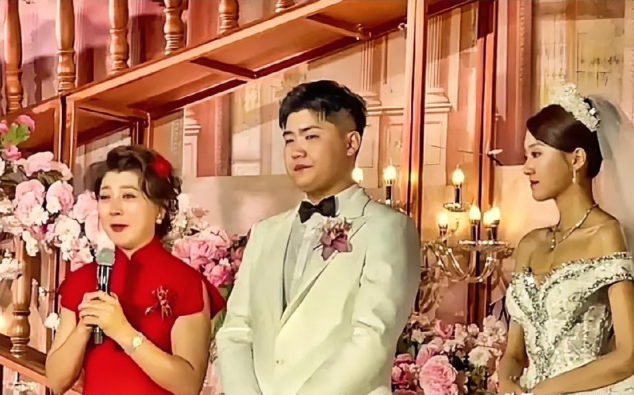 闫学晶儿子学历悬了？一边是可能被撤销的文凭，一边是转业的打算。星二代光环，现