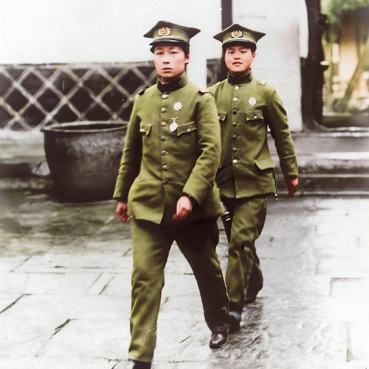 这对姐妹花是孙中山的女保镖，她们就是尹锐志、尹维峻，这一张照片拍摄于1912年，