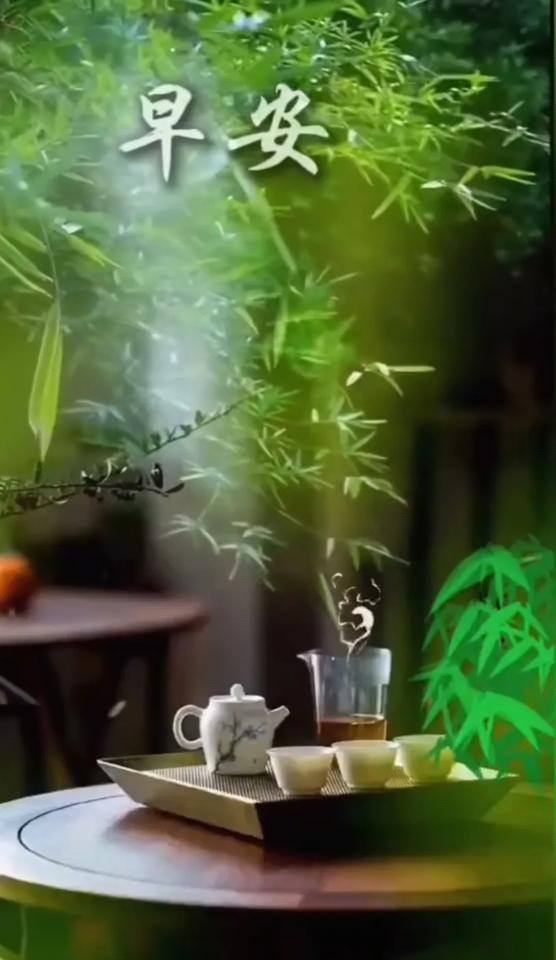 入伏時節天炎熱，防暑降溫必須做，烈日灼心多保重，心態清靜自然涼，要多飲水