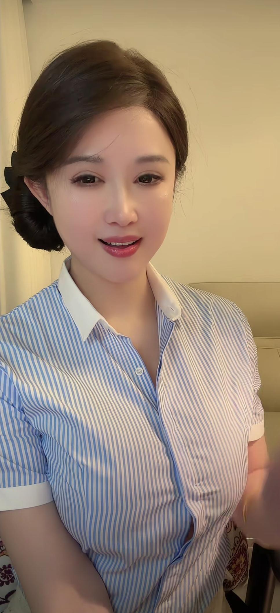 老阿姨复古风，有点少女的纯真。气质女神美照优雅靓丽人