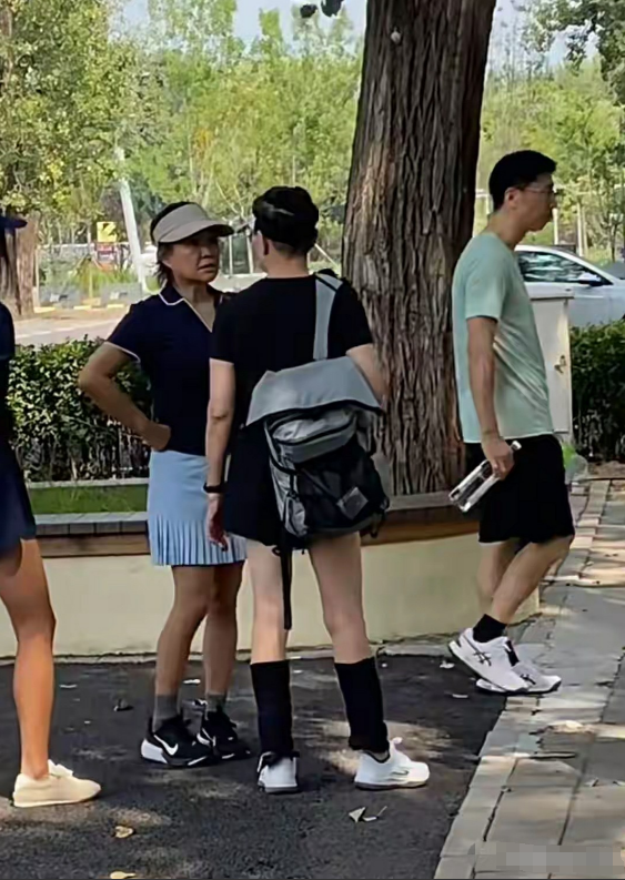 66岁宋丹丹和李静在朝阳公园打球锻炼的照片曝光，宋丹丹的腿部状态看上去比40岁的人还要好，旁边的李静