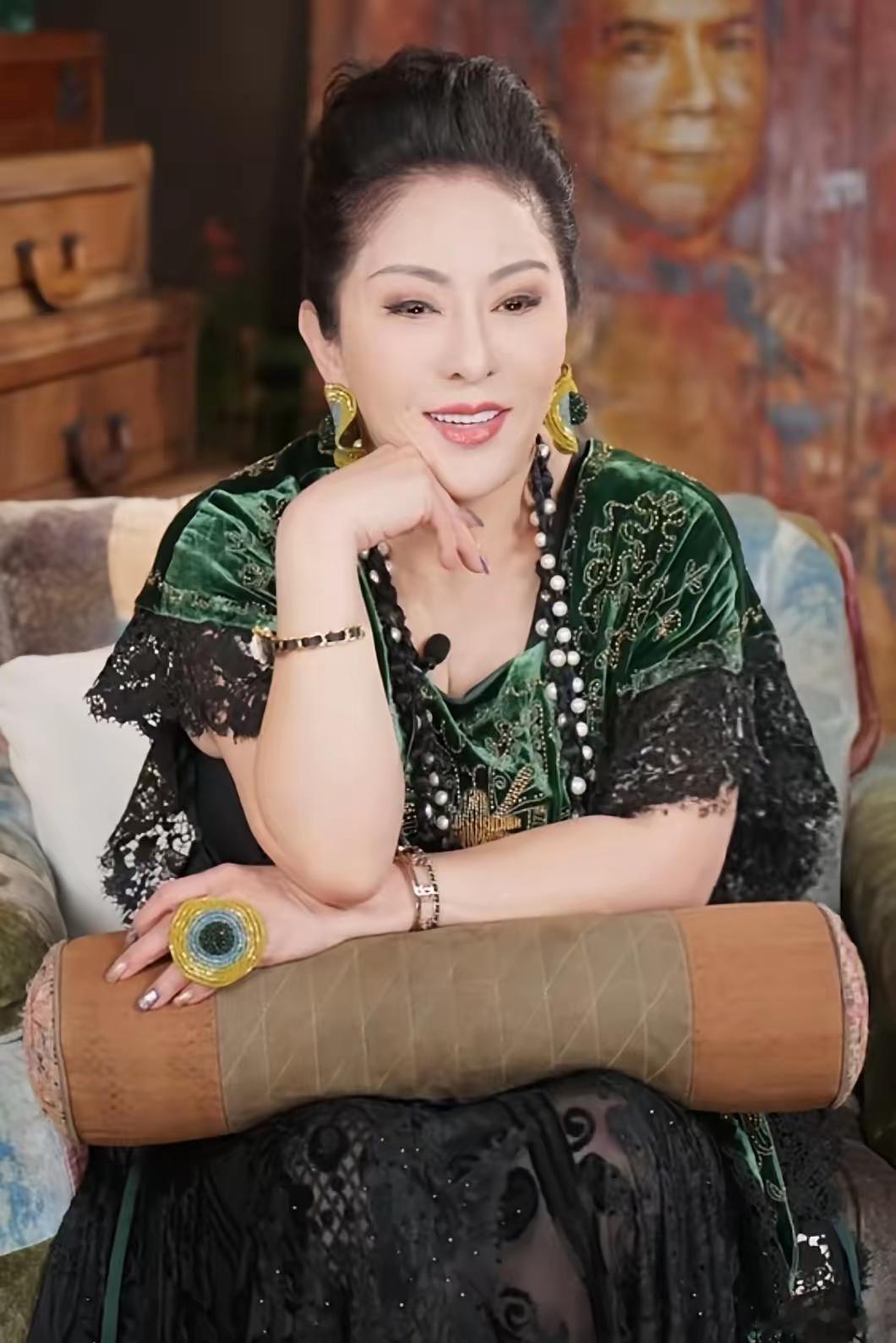 后妈好不好当，看看向太就知道了，向华强女儿说，她的后母向太拿烟头去烫她。向太在某