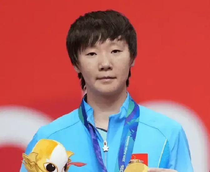 王曼昱赢了。4比2。第六局8比10落后，她连追4分，15比13翻盘。采访话筒刚递