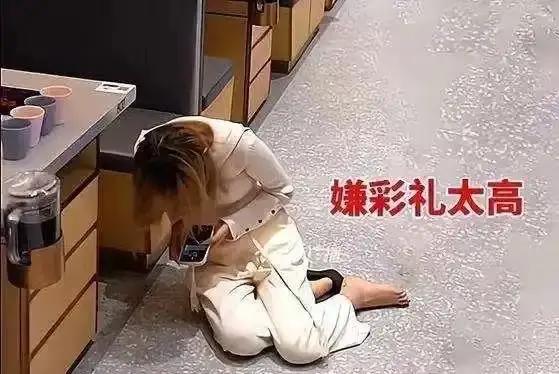 话说2024年浙江一餐厅，上演了一出令人啼笑皆非的“情感大戏”。一女子正与闺蜜大