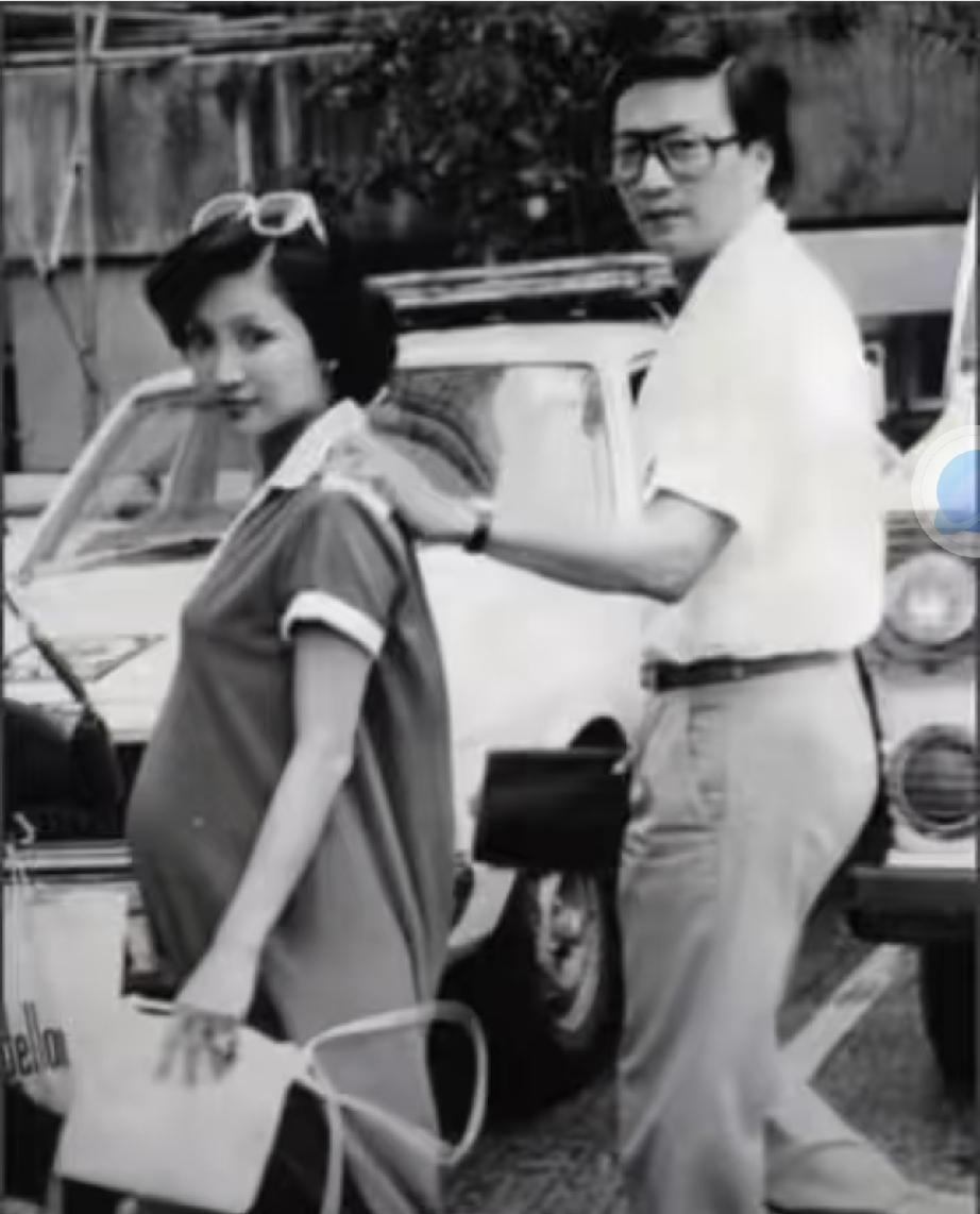 那年的谢贤和狄波拉走在街上，谢霆锋还在妈妈的肚子里。谢贤背着两岁的谢霆锋，父子