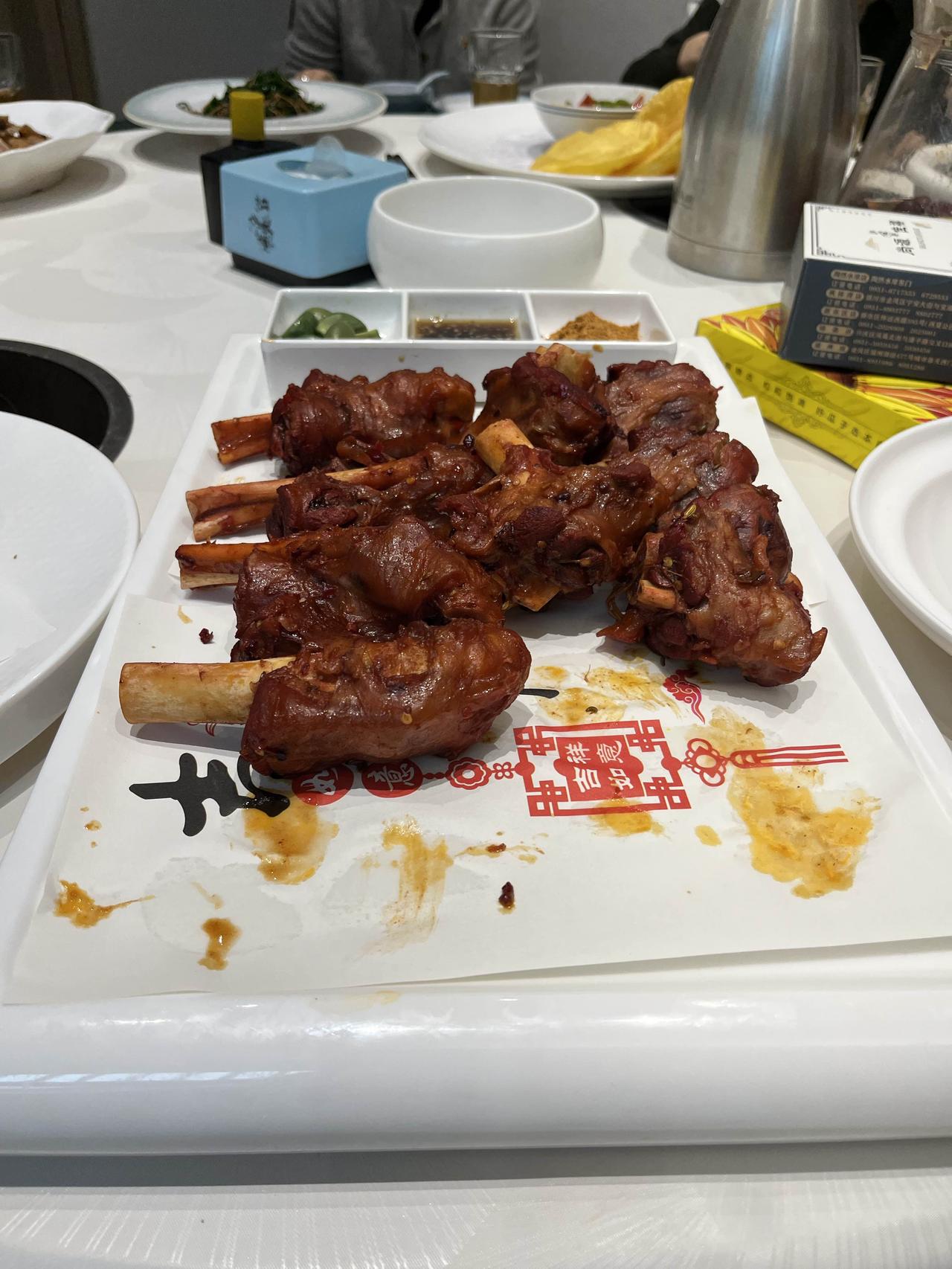到银川第一顿，打卡纳家楼！羊棒骨很嫩，纳家全羊拼很有特色（包括羊排、羊肝、羊