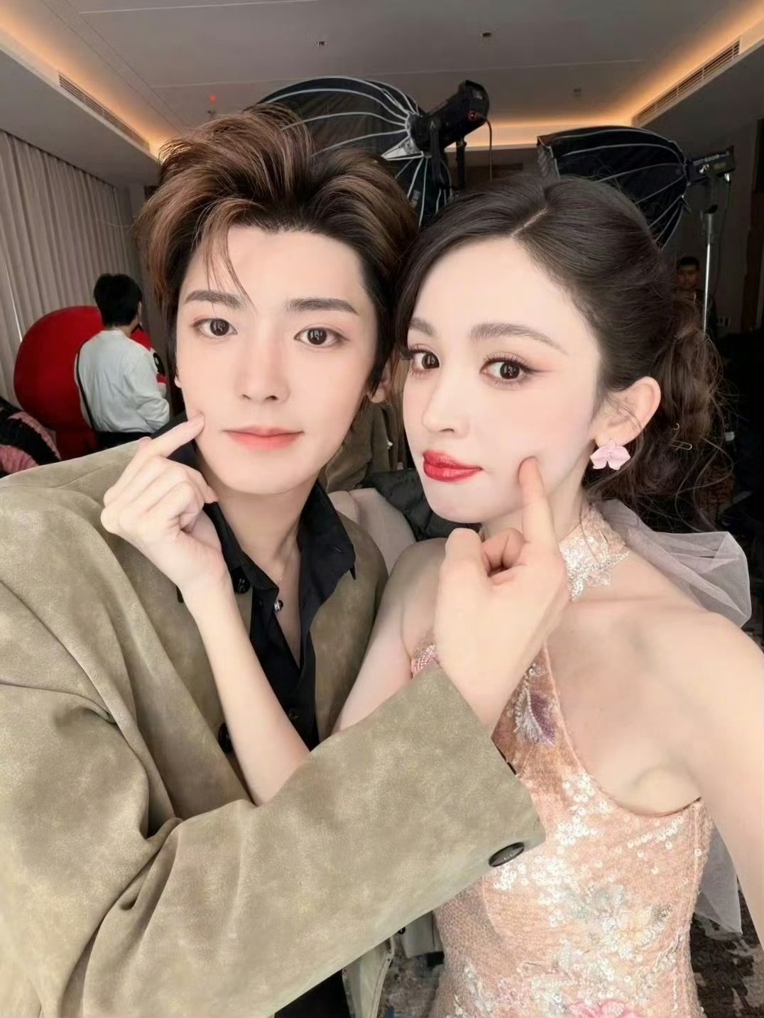 娜扎这段跟逗小猫有什么区别你好星期六谁懂啊！娜扎接不到水桶急得跺脚，侯明昊还在