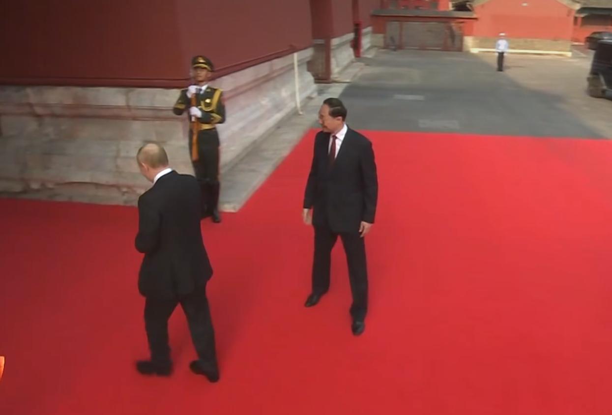 各国嘉宾出席阅兵式，普京压轴出场在9:00正式开始阅兵之前，各国高层提前来到现