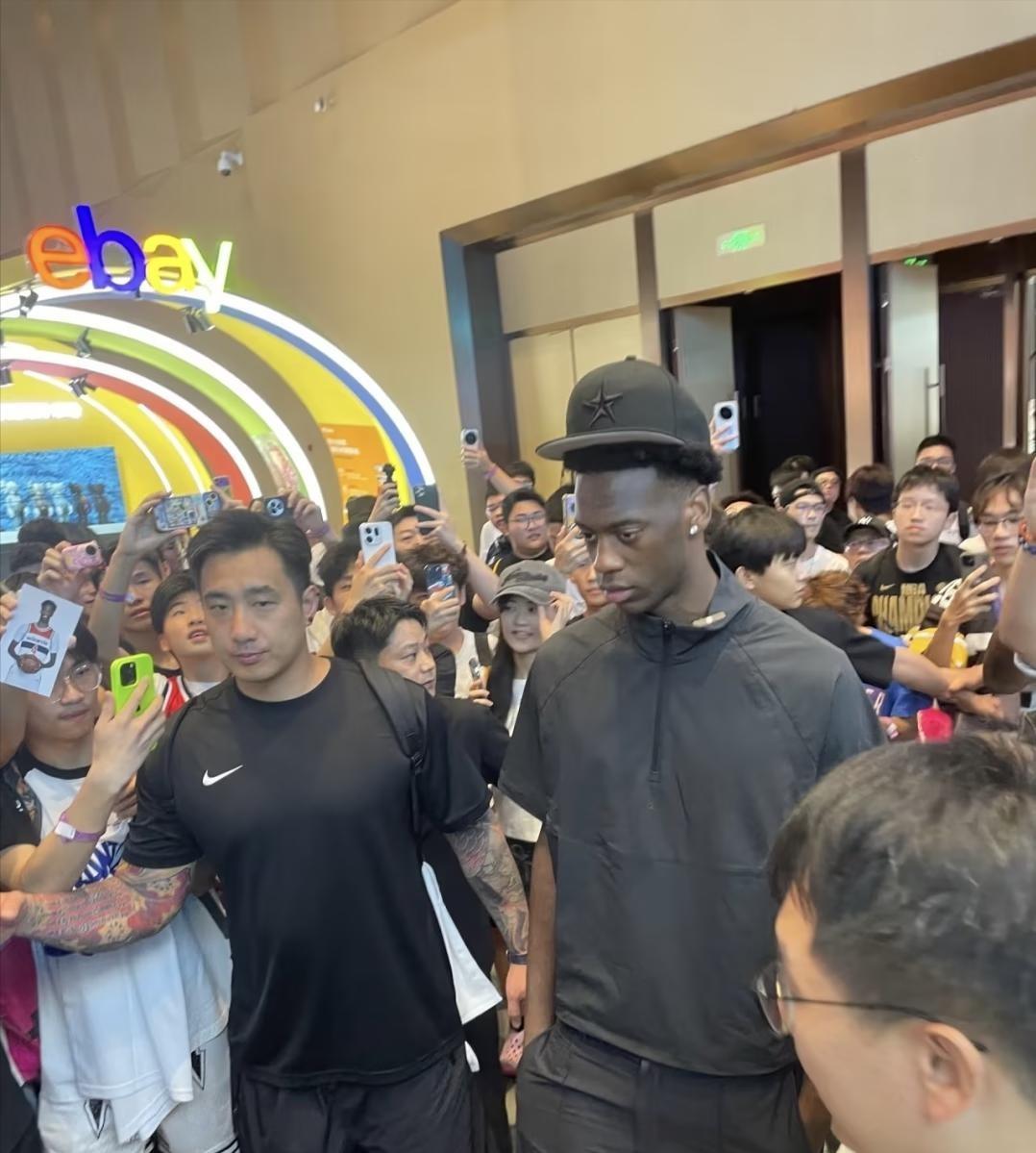 迪班萨来中国，前两站笑得跟亲人似的。爬长城，尝糖葫芦，香港街头主动逛老街，跟李