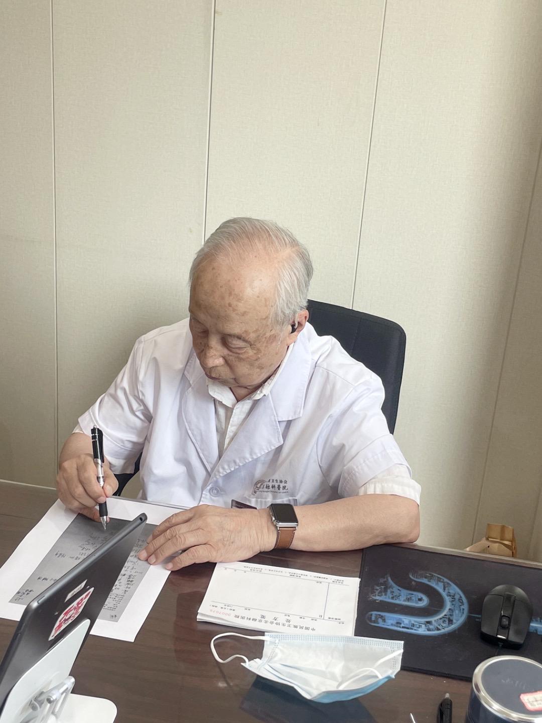 中医认为，肝主情志，情绪不好4个阶段表现。肝气郁结 —— 舌边鼓胀 症...