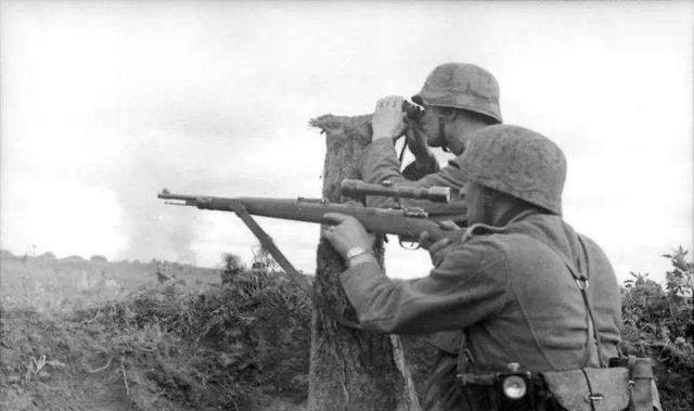 1938年，中国哨兵突然看到，对面日军阵地有个像灯泡似的东西上蹿下跳，想开枪却觉