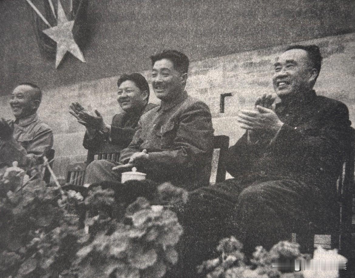 1953年，朱德、贺龙在北京观看篮球赛的老照片。早在1952年11月，贺龙受命担