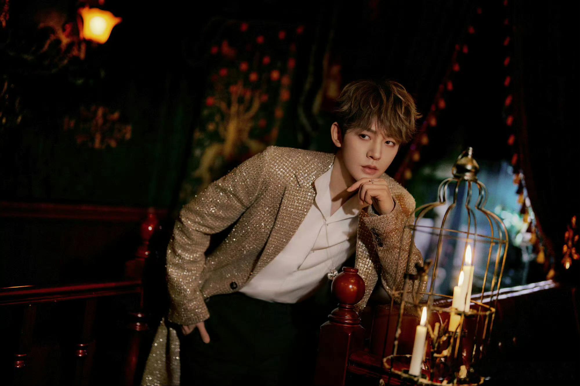 邓为Dior活动造型图，一整个金光闪闪的王子造型