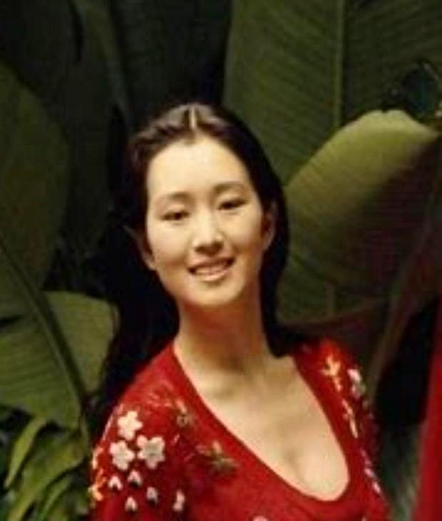 1987年，张艺谋筹拍《红高粱》，女主选了“丰乳肥臀”的史可。可巩俐也想出演，于