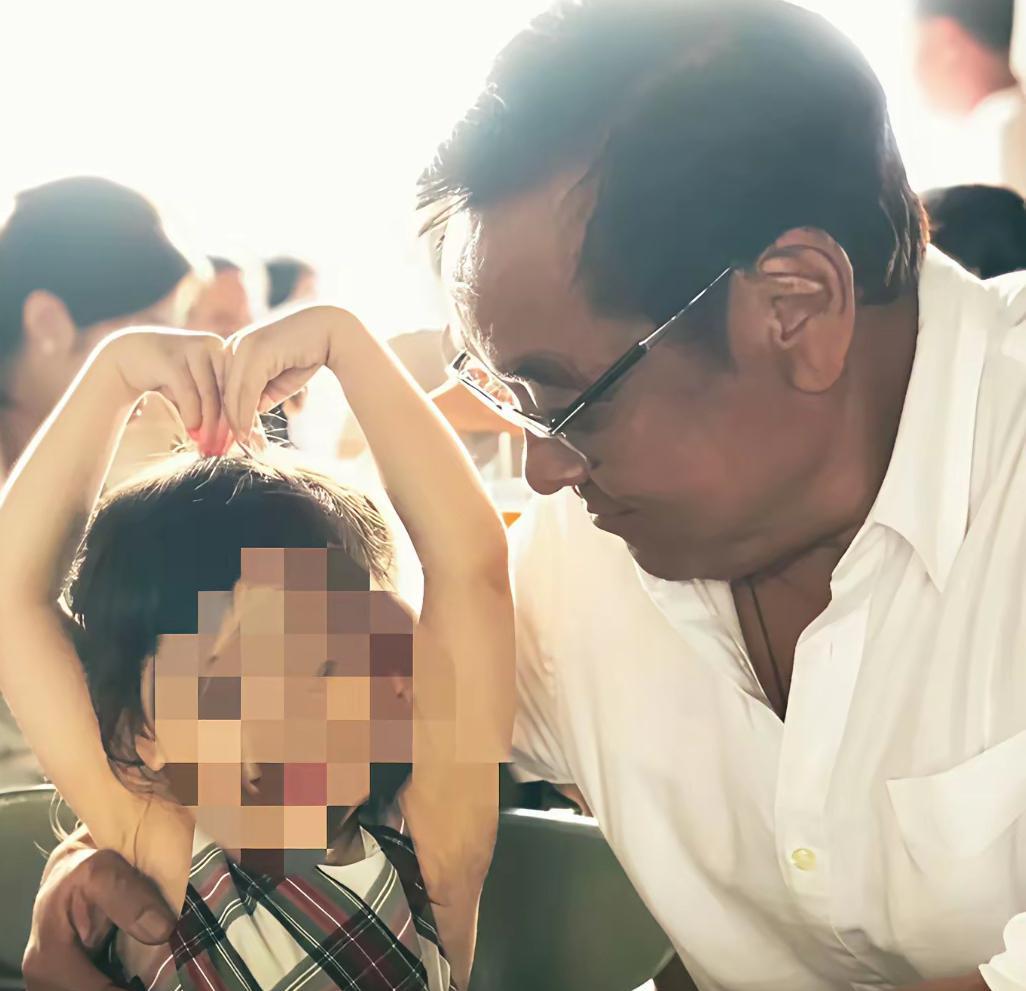 谁不知道尔冬升在圈里是出了名的“清醒派”？拍电影时对剧本抠得细，选演员不看流量只